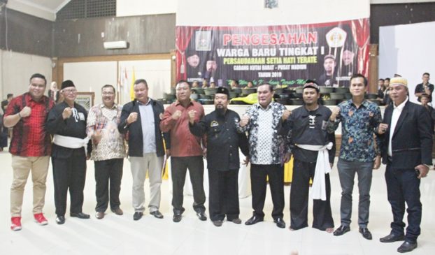 Foto bersama pengurus PSHT cabang Kubar dan Pusat Madiun dalam pengesahan 1.7025 warga baru