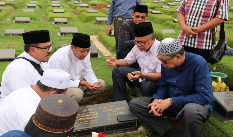 Walikota Samarinda Syaharie Jaang bersama pejabat lainnya saat ziarah ke makam walikota ke 7 Kolonel Lukman Said di Pemakaman Jeruk Purut