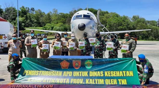 Pendistribusian APD menggunakan Pesawat AURI AI7304 landing sekitar pukul 12.23 Wita di Dhomber Balikpapan, Kalimantan Timur, Senin 11 Mei 2020