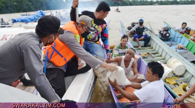 Berperahu Ketinting Terima Sembako, Warga Senang Kepedulian Polres Kubar