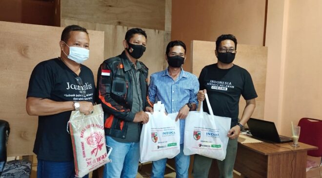 MPC PP Kubar Berbagi Paket Sembako Dengan Jurnalis