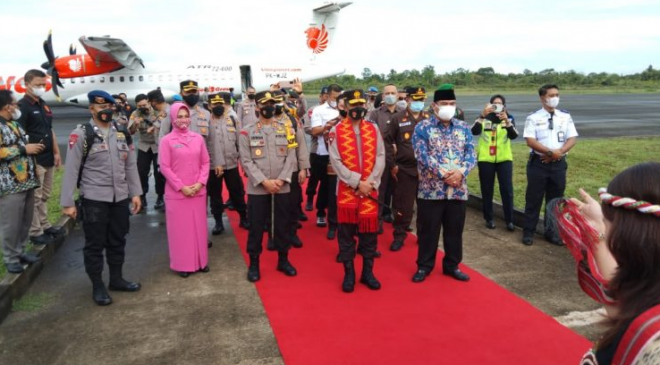 Caption: Kedatangan Kapolda Kaltim, Irjen Pol Herry Rudolf Nahak di Bandara Melalan Sendawar, disambut langsung Bupati Kubar, FX Yapan, Kamis (25/11/2021)